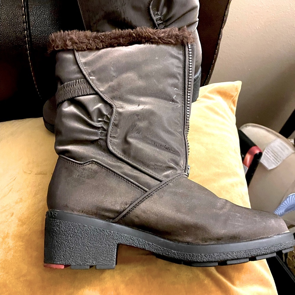 Brown weather proof boots fur lined all through to feet zipper front